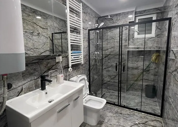 Deluxe In Center Apartment
